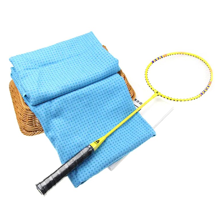Por que a toalha de tapete de ioga de microfibra que não desliza pode garantir um desempenho anti-deslizamento e suor absorvendo?